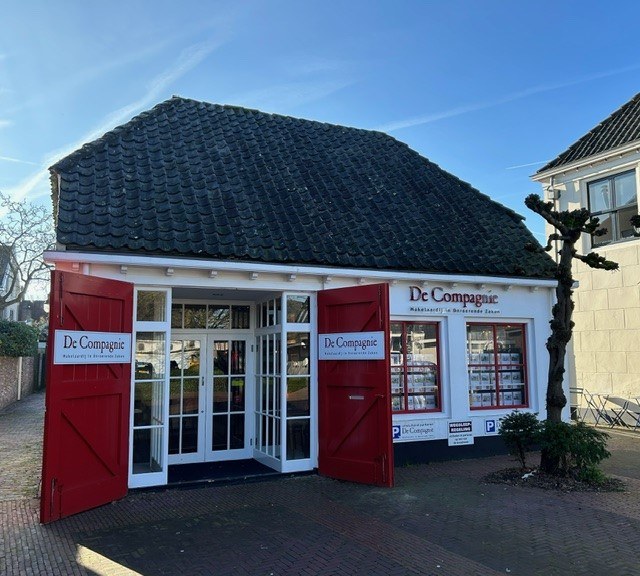 Ons kantoor aan de Rijksstraatweg in Loenen aan de Vecht, met de rode staldeuren